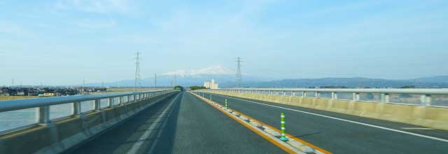 高速道路から見た鳥海山