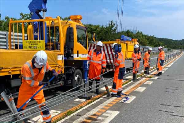 高速道路の維持・補修：中央分離帯の補修