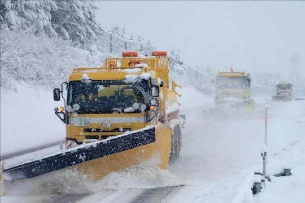 雪氷対策：梯団除雪の様子