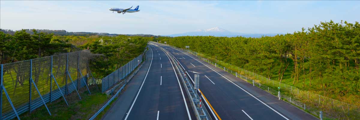 高速道路と鳥海山