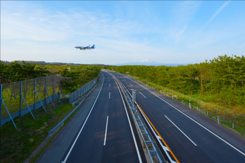 高速道路と鳥海山